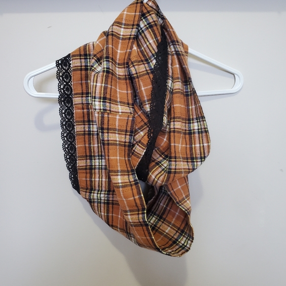 Beautiful home made flannel scarf - Picture 1 of 2